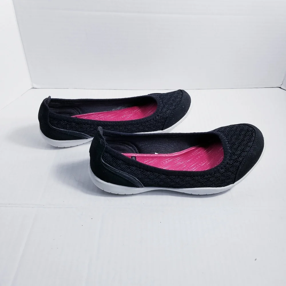 ATHLETIC WORKS SLIP ON BLACK AND WHITE SHOES SIZE 6.5